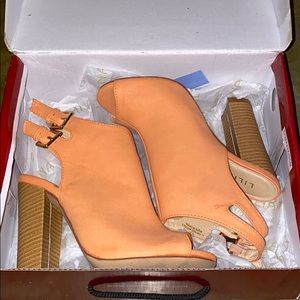 NIB: coral Liliana stacked heel with gold buckles
